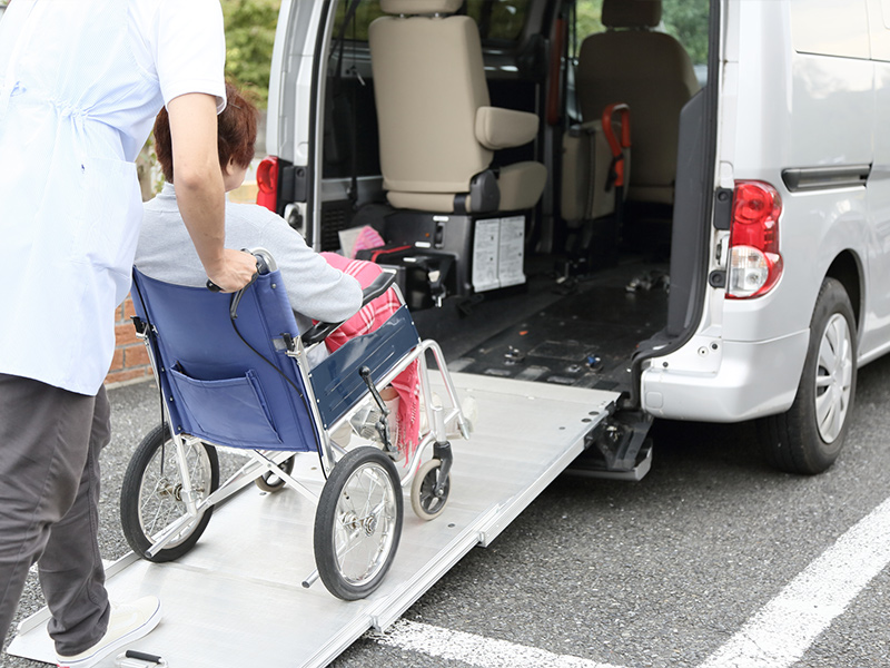 乗用車でお迎えにあがります